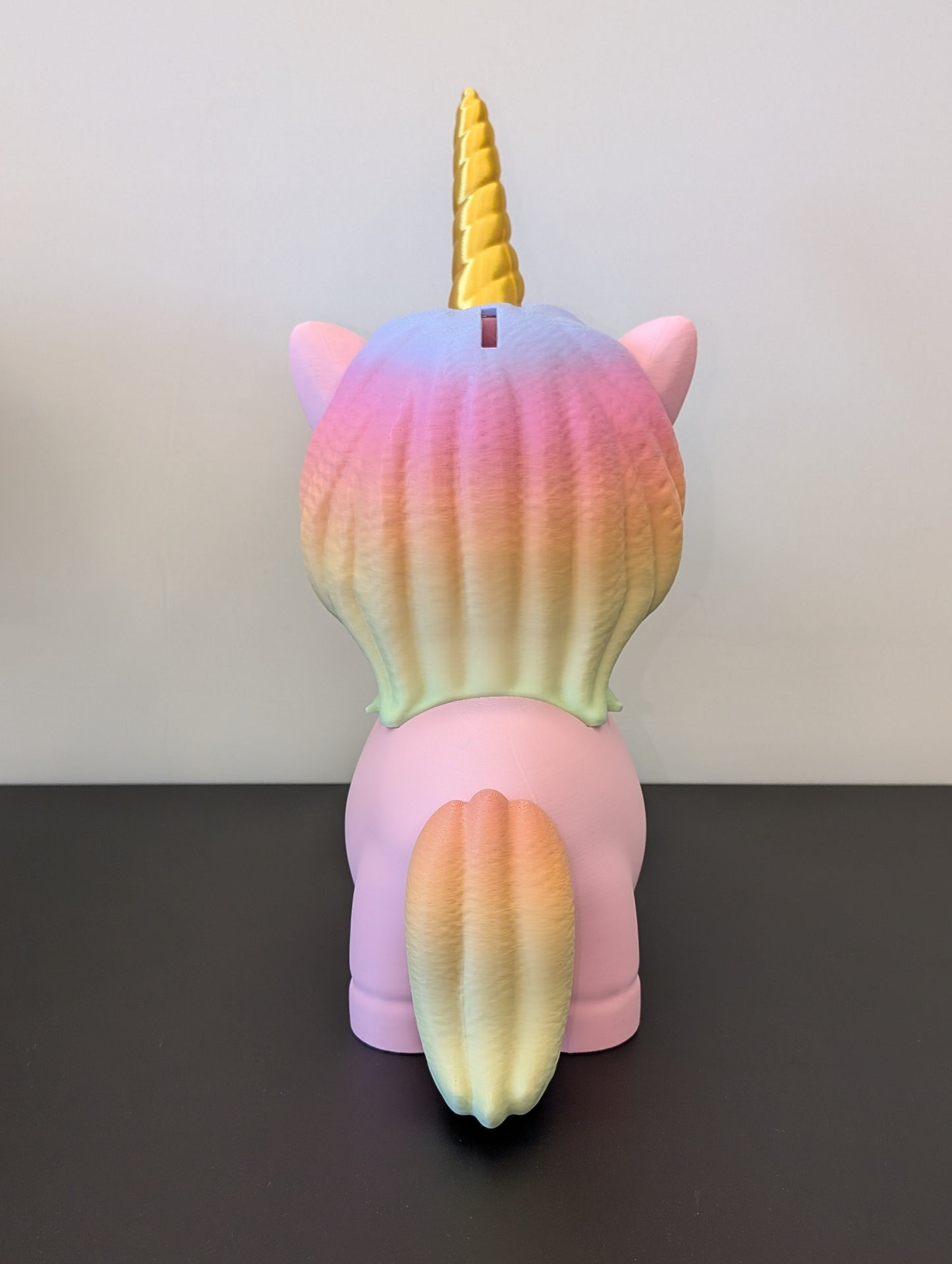 Nixie, l’unicorno arcobaleno che custodisce i tuoi risparmi